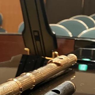 ピアノの上に置かれたフルート