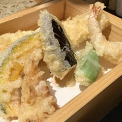 彩り豊かな天ぷらと蕎麦