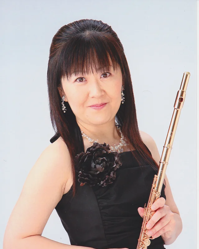 フルートを構える山崎孝子